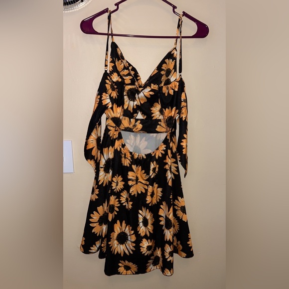 SHEIN Sunflower Sundress Open Front & Back tie back Above Knee Black Medium - Picture 4 of 7